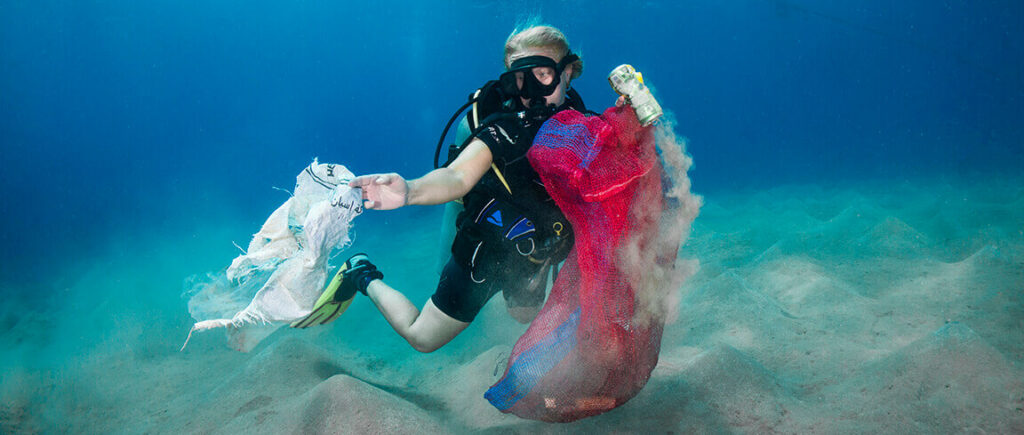 10 Green Fins guidelines - diver underwater picking up trash